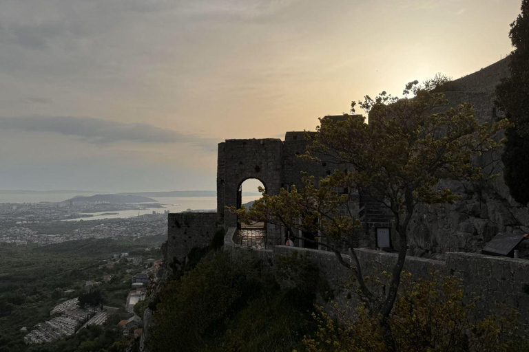 Split: Visita panorámica de la ciudad al atardecer en KlisExcursión nocturna al atardecer en Klis