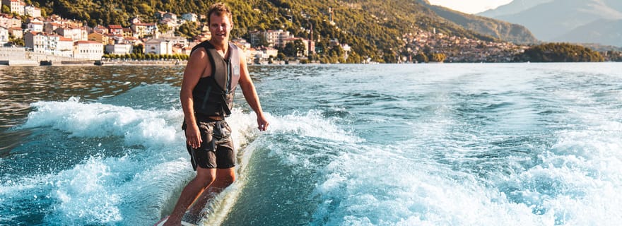 Expérience de wakeboard ou de wakesurf en bateau privé sur le lac de Côme.