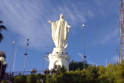 Santiago: tour guidato a piedi con una guida dei siti da non perdereSantiago: tour privato a piedi di 2 ore dei siti da non perdere