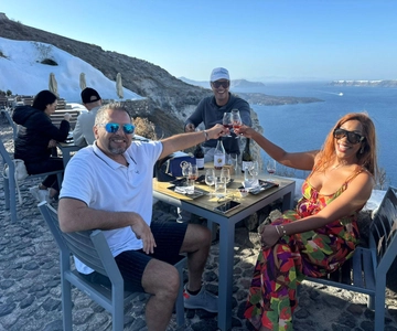 Viagem privada ao vinho em Santorini: 2 adegas de topo e almoço local