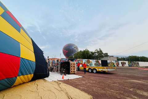 from MexicoCity:Balloon flight Over thepyramidsofTeotihuacanVuelo en globo aerostatico con traslado desde CDMX