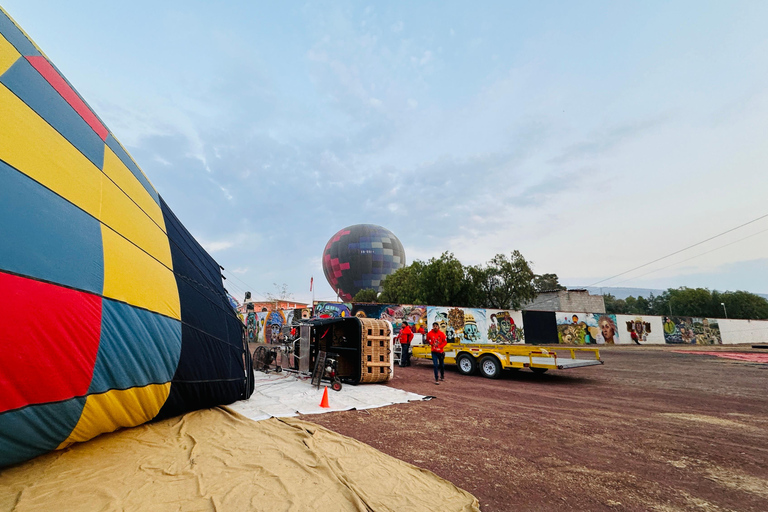 from MexicoCity:Balloon flight Over thepyramidsofTeotihuacanVuelo en globo aerostatico con traslado desde CDMX