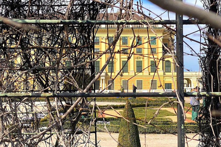 Vienna: UNESCO Schönbrunn Palace Guided Tour with Entry