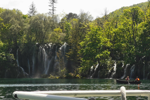 Da Zagabria: tour privato dei Laghi di Plitvice e del villaggio di RastokeDa Zagabria: Laghi di Plitvice e villaggio di Rastoke con pranzo