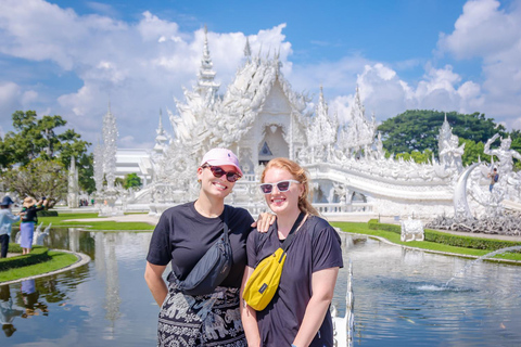 Excursión a los templos rojo, azul y blanco y a las aguas termales desde Chaing MaiTemplos rojos, azules y blancos y viaje a aguas termales desde Chaing Mai