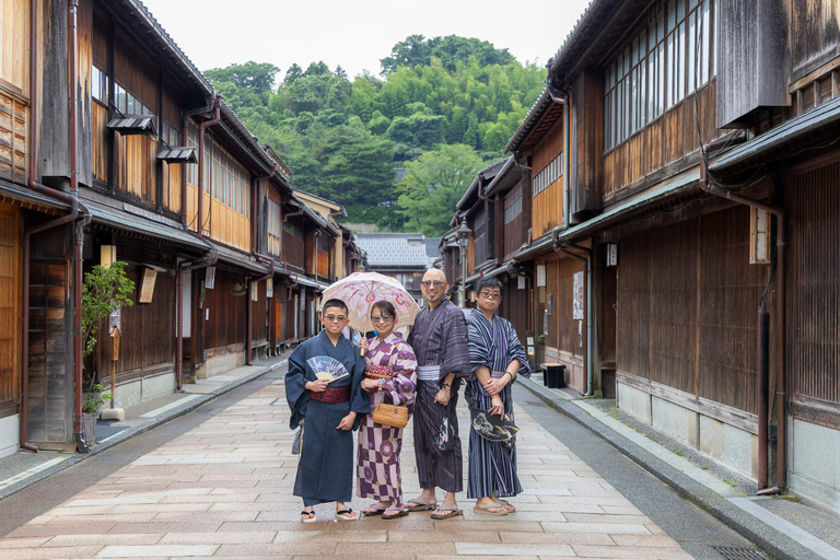 Kanazawa: Private Tour with Photographer and Photoshoot Kanazawa: Private Tour with Photographer - Half Day