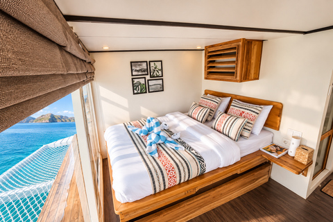Labuan Bajo: 3-Day Komodo Sailing Luxury Boat with All Fees Deluxe Boat - Private Standar Room (2pax/room)