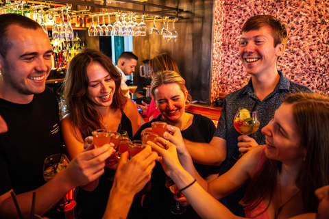 Budapest - en rolig barrunda Tipsy Tour Rolig barrunda med en lokal guideBudapest: Tipsy Tour Fun Bar Crawl med en lokal