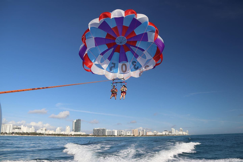 Miami Beach: giro in barca con parapendio a South BeachParasailing: Tutte le quote sono incluse