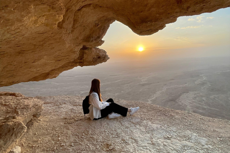 Riyad : Excursion en 4x4 jusqu'au bout du monde au coucher du soleilExcursion privée en 4x4 au bout du monde (jusqu'à 6 personnes)