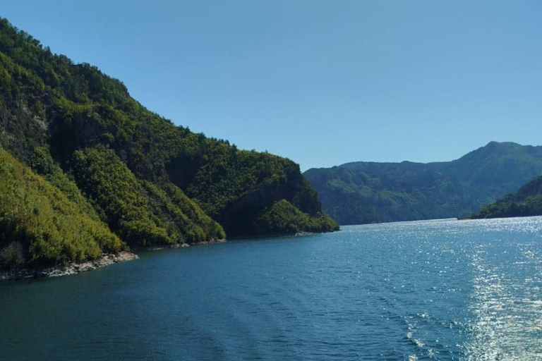 Desde Tirana/Durres: 2 días por el lago Komani, Alpes, Valbona y Kosovo