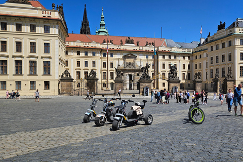 Prague : Visite guidée des points de vue panoramiques en tricycle électriqueOffre spéciale Tour standard avec 2 personnes par tricycle