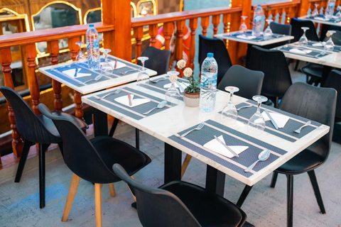 Dubai: Crucero panorámico en dhow con cena bufé y espectáculos en directo