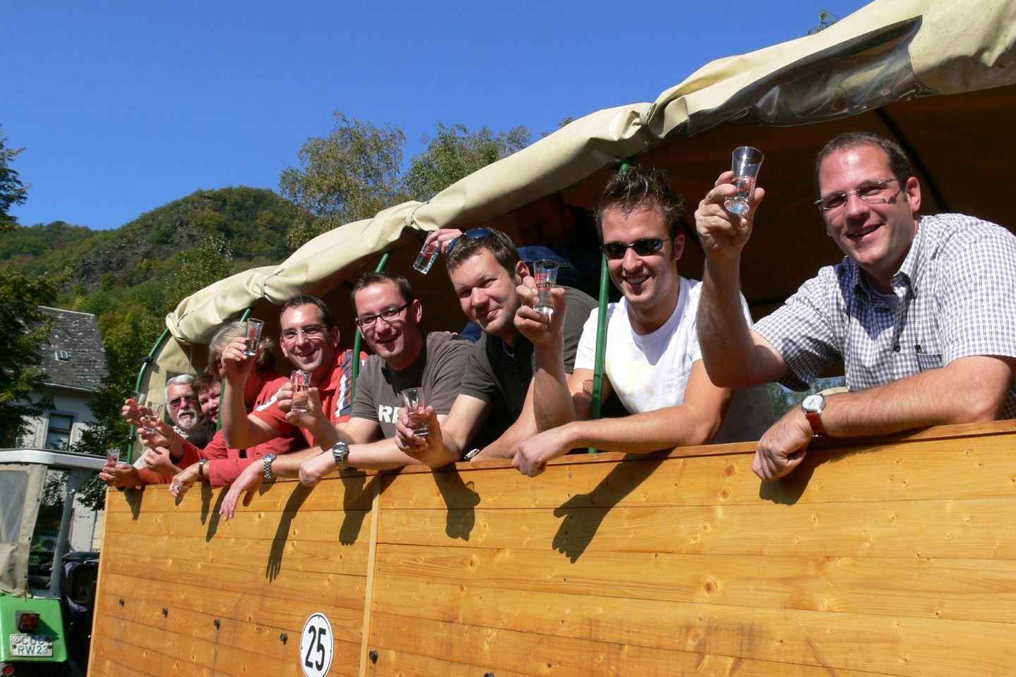 Bernkastel: Boat and covered wagon ride from/to Bernkastel-Kues