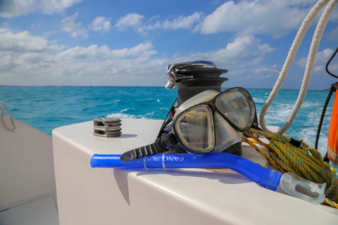 Cancún: Crucero en catamarán por Isla Mujeres con snorkel