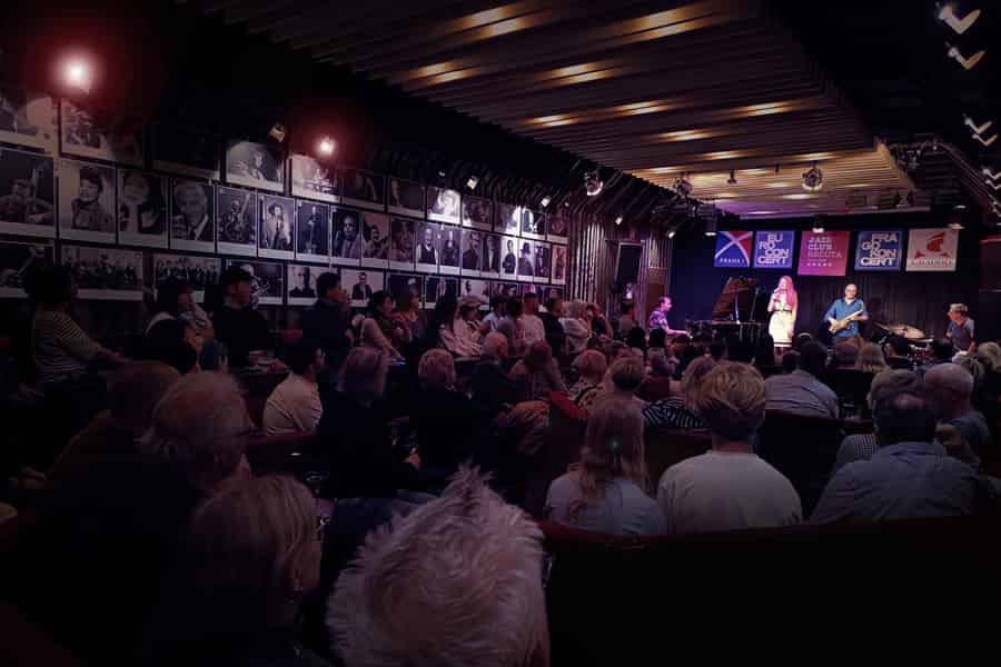 Prag: Konzert im Reduta Jazz Club. Foto: GetYourGuide Prag: Konzert im Reduta Jazz Club. Foto: GetYourGuide