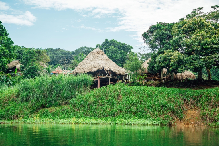Village indigène Embera dans la jungle de Chagres et chute d'eau