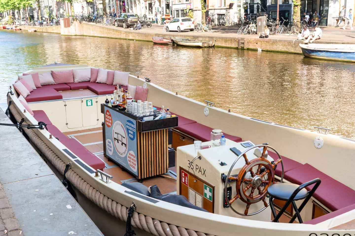 Dégustation Fromages et Boissons sur les Canaux d'Amsterdam