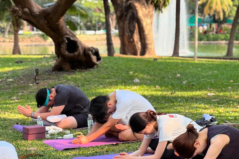 Bangkok: Ochtendyoga voor alle niveaus in Lumphini ParkBangkok: Yoga voor alle niveaus in het Lumphini Park
