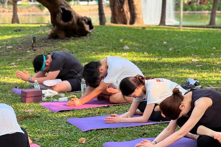 Bangkok: Ochtendyoga voor alle niveaus in Lumphini ParkBangkok: Yoga voor alle niveaus in het Lumphini Park