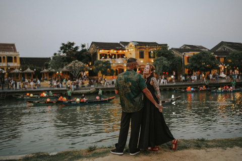 Hoi An: Private Photoshoot with Rowboat Ride & Lanterns