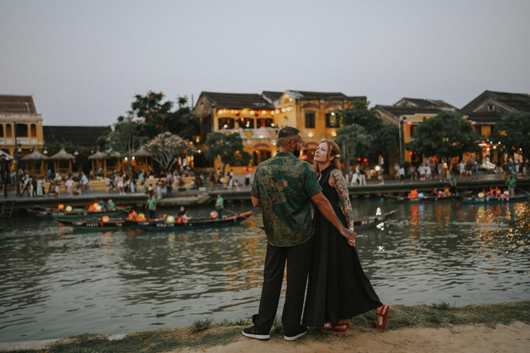 Hoi An: Private Photoshoot with Rowboat Ride & Lanterns