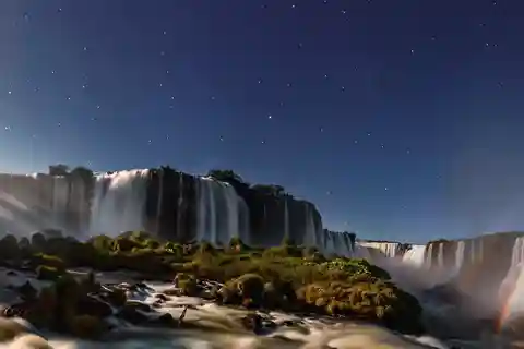 "Noche en las Cataratas de Iguazú". "Sólo los sábados por la noche".