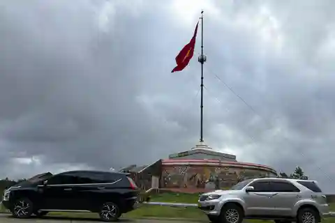 From Hoi An: Private Transfer to Phong Nha with DMZ Stops