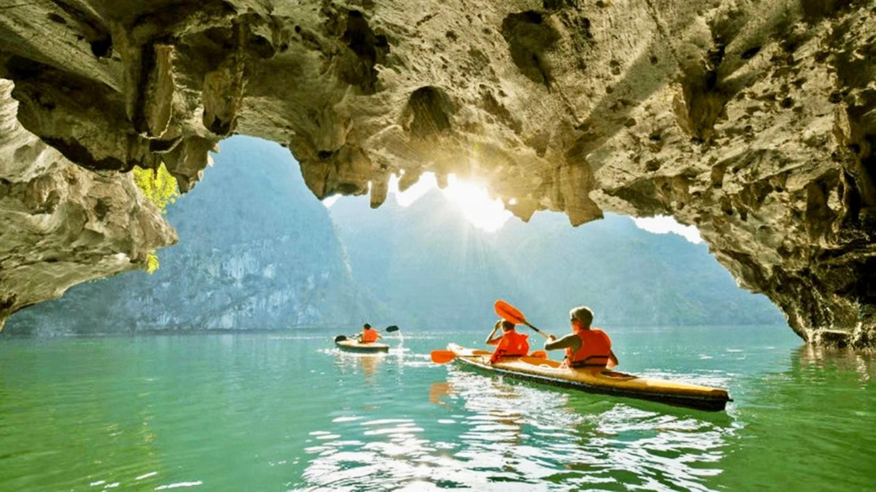 Hanoi: Halong-Bucht-Tagestour – Kajak, Höhlenbesuch & Schwimmen