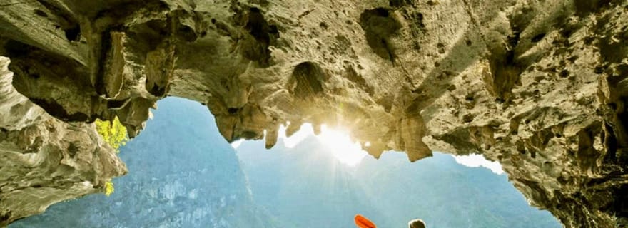 Hanoï : excursion d'une journée dans la baie d'Along – kayak, visite de grottes et baignade