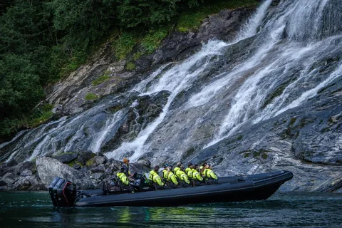 Von Hellesylt aus: Erlebe die Fjordsafari Geirangerfjord auf einem RIB.