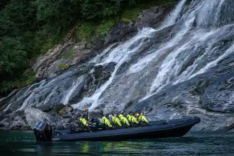 Von Hellesylt aus: Erlebe die Fjordsafari Geirangerfjord auf einem RIB.
