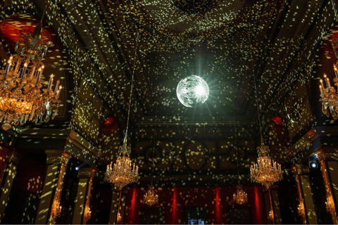 Vienna: concerto di Strauss dal vivo con cantante, orchestra e spettacolo di luciCategoria VIP: 1 - Seconda fila (incluso libretto del programma del concerto)