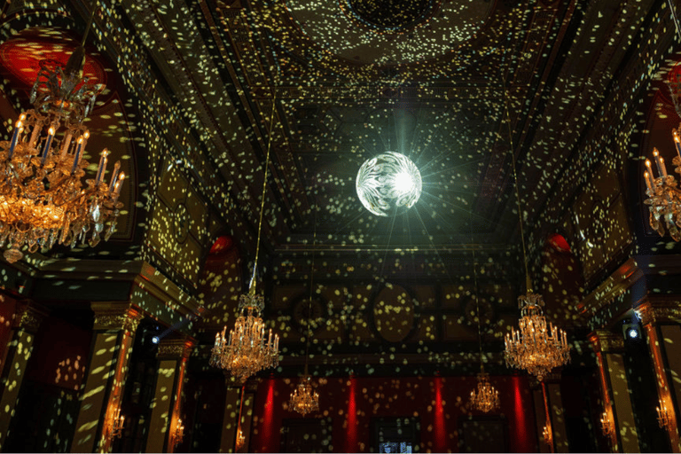 Vienna: concerto di Strauss dal vivo con cantante, orchestra e spettacolo di luciCategoria VIP: 1 - Seconda fila (incluso libretto del programma del concerto)