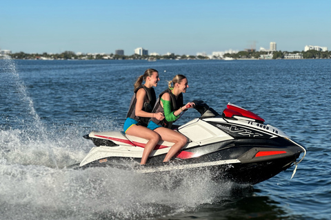 Miami - ett äventyr med vattenskoter Jetski-äventyr med båtresa från centrumMiami - ett äventyr med jetski Jetski-äventyr med båtresa från centrum