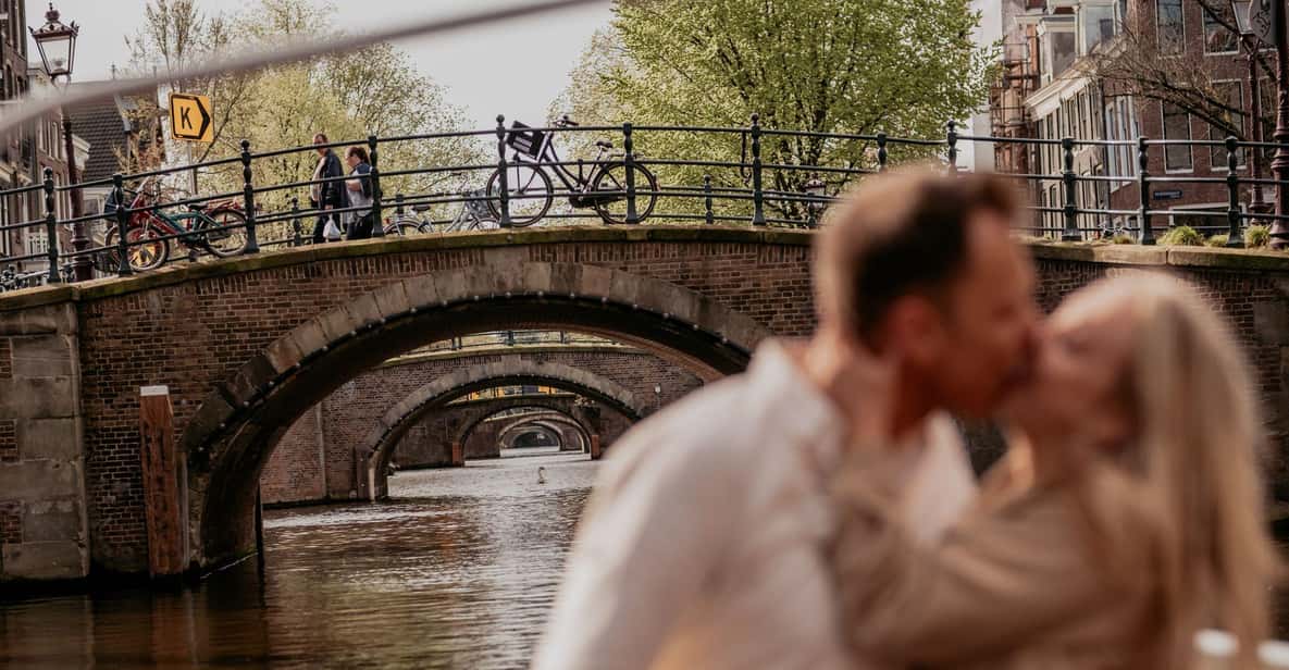 Afbeelding 1 van Amsterdam: Privé romantische grachtenrondvaart met prosecco/hapjes