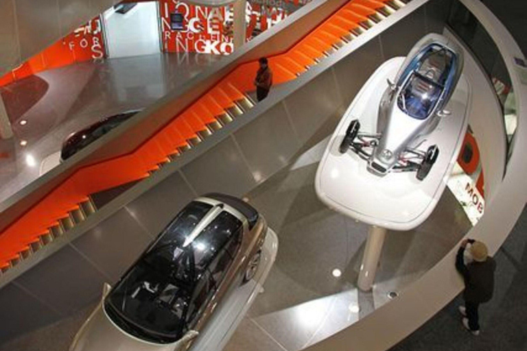 Stuttgart: Mercedes-Benz Museum Guided Tour