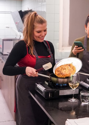 Barcelona: Tortilla de Patata Cooking Class & Unlimited Wine