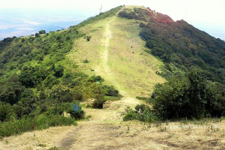 Nairobi: Ngong Hills Hike and Kite Flying Tour