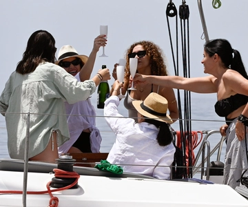 Marbella: Dolphin-Watching Sailboat Trip with Drinks, Snacks