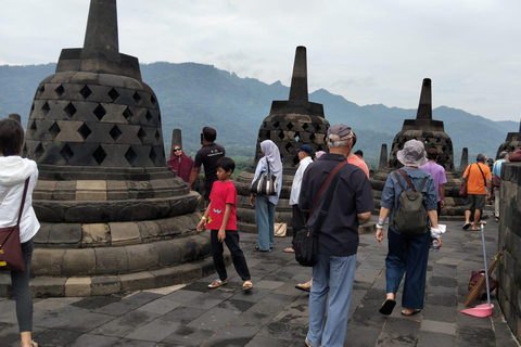 Yogyakarta : lever du soleil à Borobudur, palais du sultan et château d&#039;eau.Lever du soleil à Borobudur depuis le temple, le palais du sultan et le château d&#039;eau