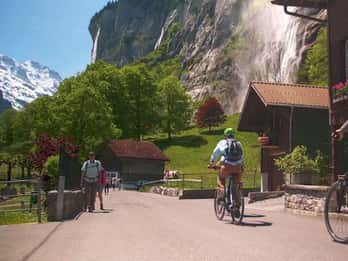 Interlaken: tour en bicicleta eléctrica por el valle de las 72 cascadas y Lauterbrunnen