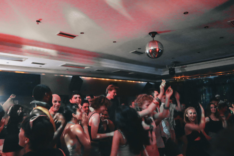 Tirana: Pub Crawl with 1 hour of Unlimited Drinks