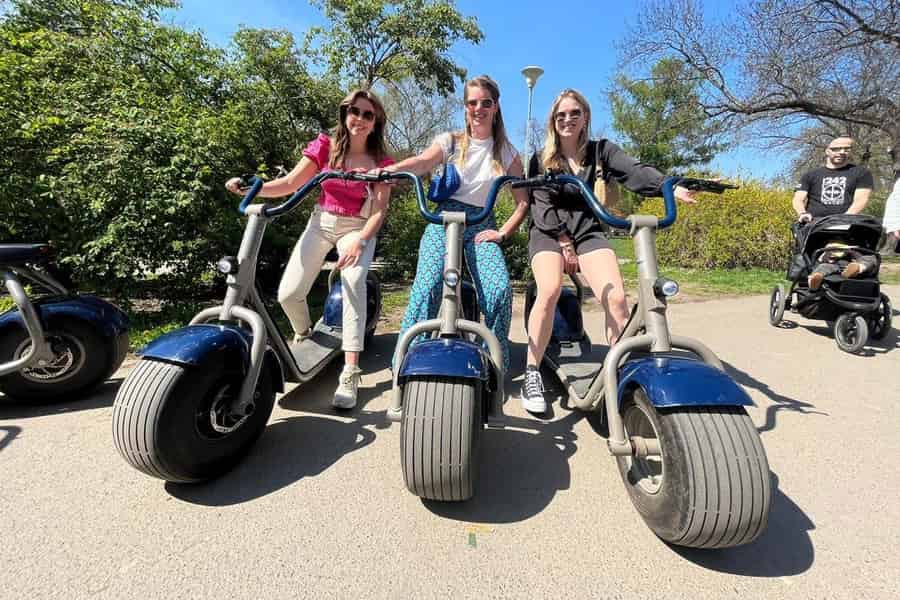 Berlin: 3-stündige geführte Kleingruppe Fat Tire E-Scooter Tour. Foto: GetYourGuide