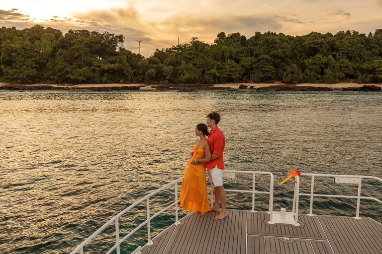 Phuket: Phi Phi Islands Day Trip with Meals & Transfer