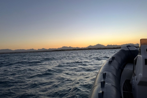 Hurghada: Prywatna wycieczka łodzią o zachodzie słońca z fajką i transferem
