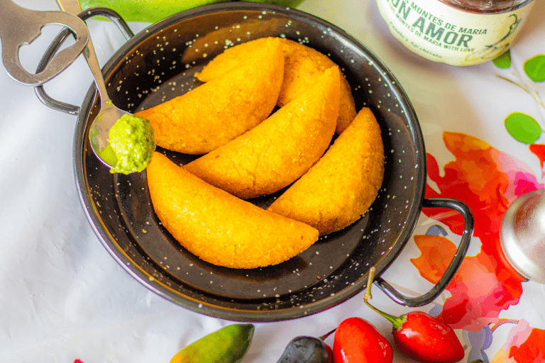 Degustación de salsas picantes caribeñas y empanadas