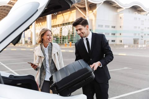 Delhi: Private Airport, Hotel One-Way Car Transfer