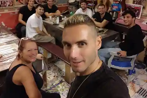 Neapel: Authentisches Mittagessen bei einer Familie mit Musikshow und Tour durch die spanischen Viertel