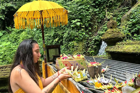 Ubud: rituale di purificazione balinese e workshopRituale di purificazione Melukat al tempio Tirta Empul